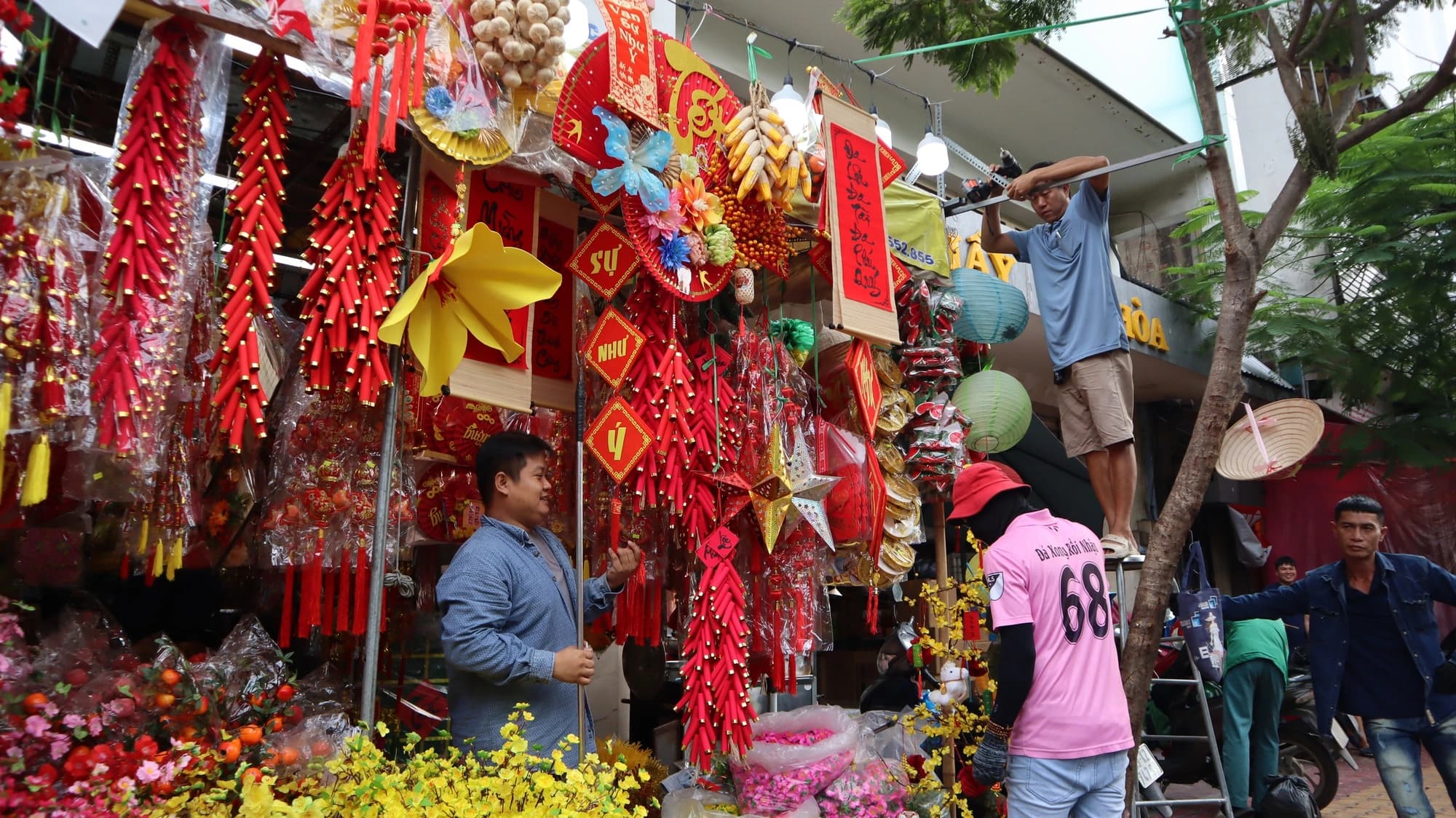 TP.HCM ra quân làm sạch vỉa hè
