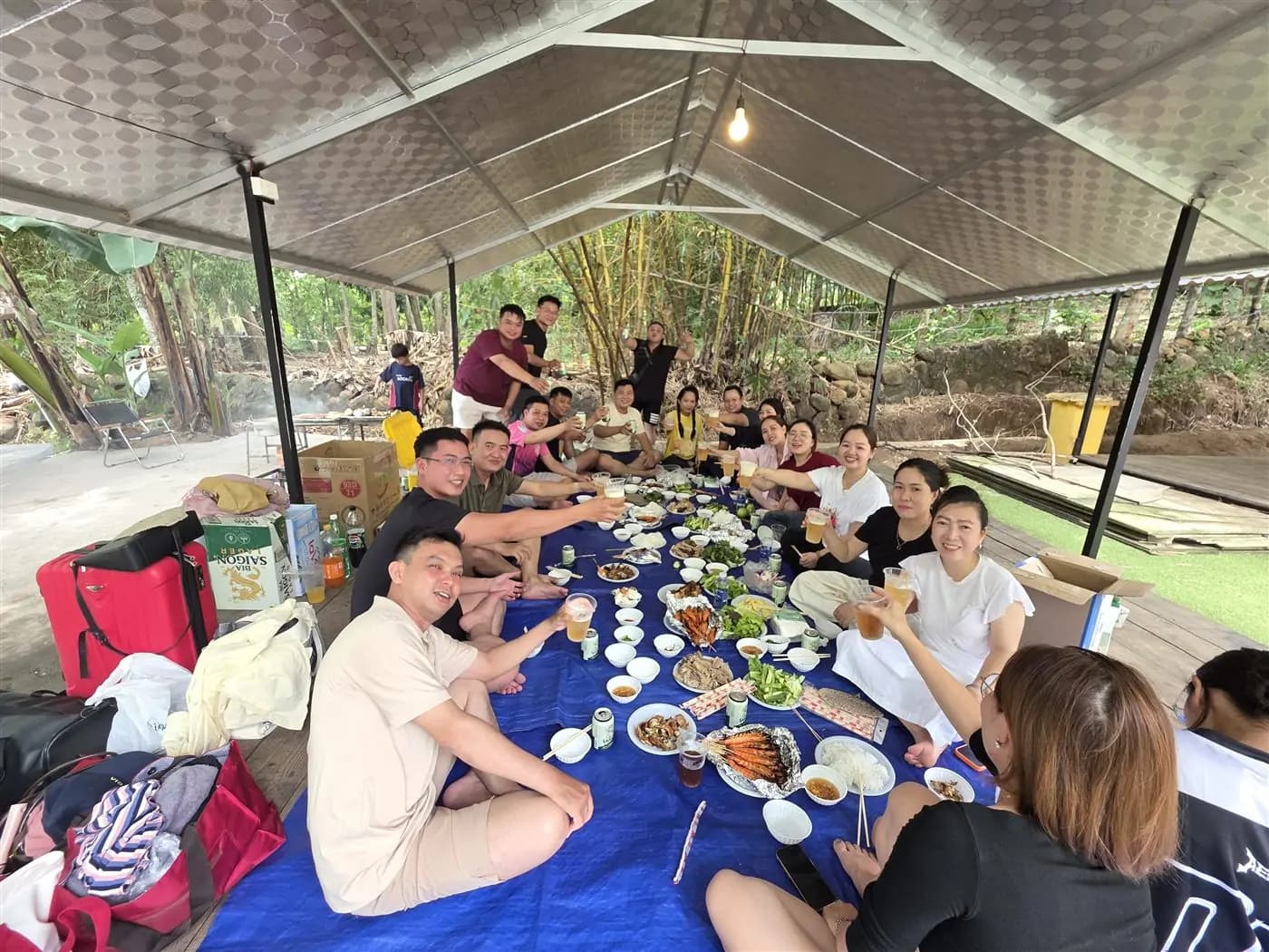 Đại gia đình Thịnh Gia Land dùng bữa cùng nhau trong chuyến cắm trại Thác Hòa Bình