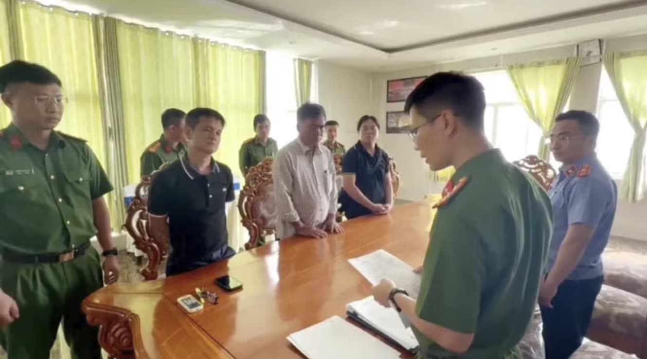 Cơ quan điều tra tống đạt các quyết định đối với Tổng giám đốc Công ty cáp treo Vũng Tàu