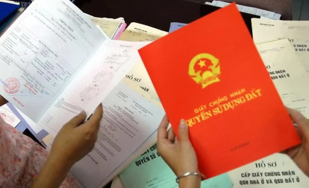 Những trường hợp bắt buộc công chứng giao dịch bất động sản theo quy định mới nhất. Tránh rủi ro pháp lý khi mua bán nhà đất.