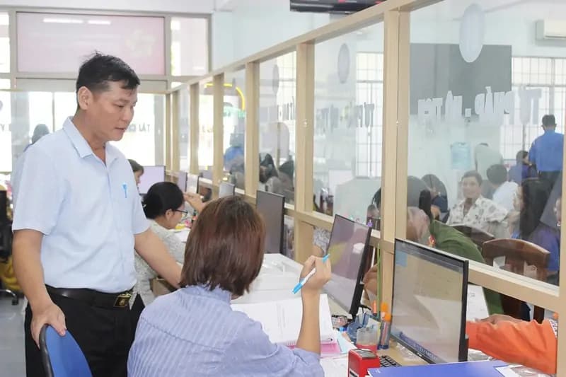 Bộ phận một cửa phường Tam Thắng tiếp nhận hồ sơ hành chính