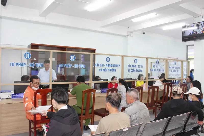Người dân làm thủ tục tại Trung tâm Phục vụ hành chính công phường Tam Thắng