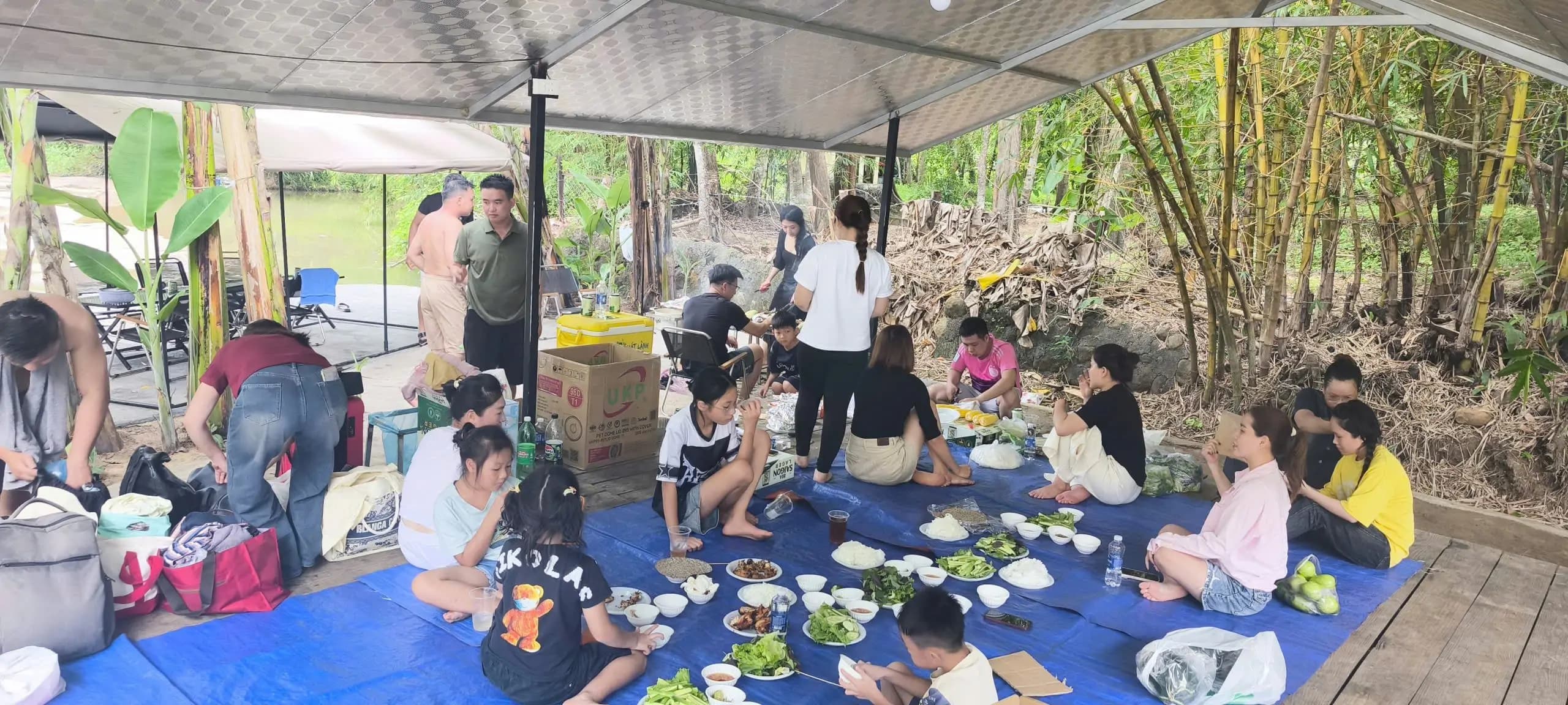 Team Thịnh Gia Land cùng nhau chuẩn bị thức ăn tại khu cắm trại Thác Hòa Bình