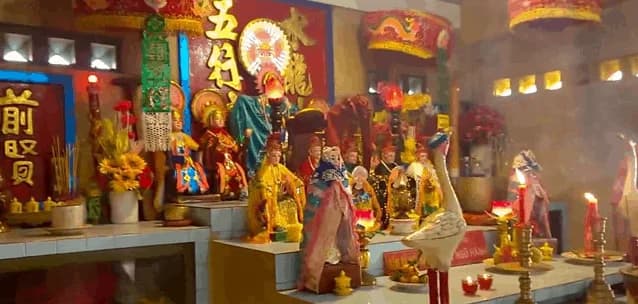 ben-trong-mieu-hon-ba