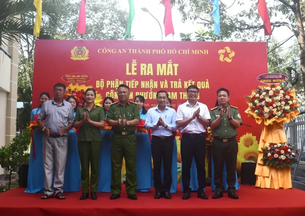 Công an phường Tam Thắng ra mắt bộ phận tiếp nhận và trả kết quả