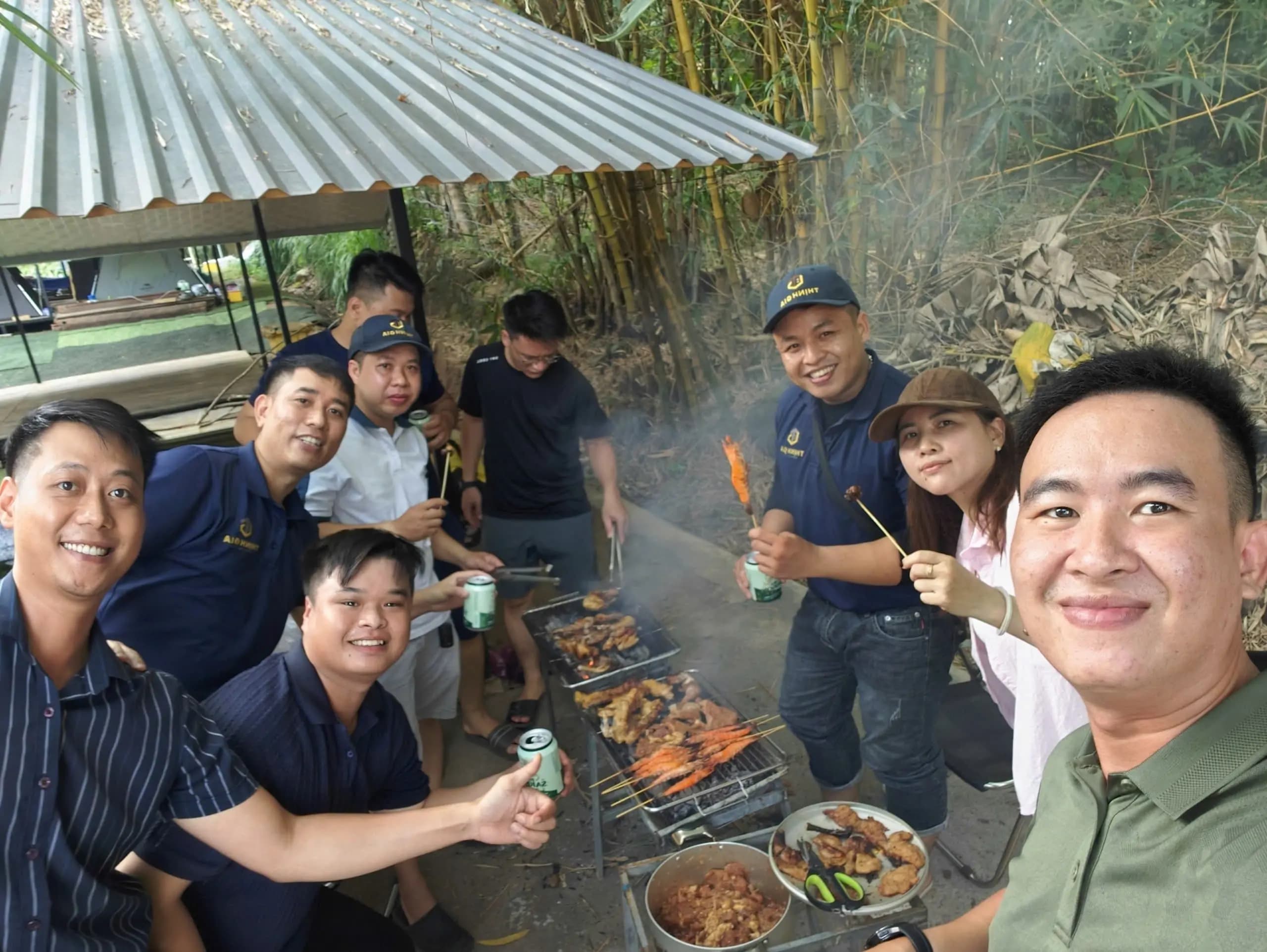 Team Thịnh Gia Land nướng BBQ trong chuyến cắm trại Thác Hòa Bình