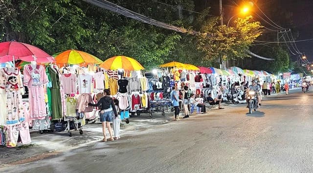 TP.HCM ra quân làm sạch vỉa hè