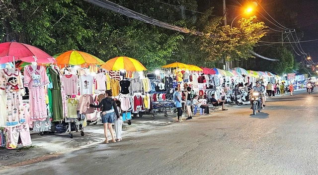 TP.HCM ra quân làm sạch vỉa hè, không còn cảnh lộn xộn 3 TP.HCM ra quân làm sạch vỉa hè