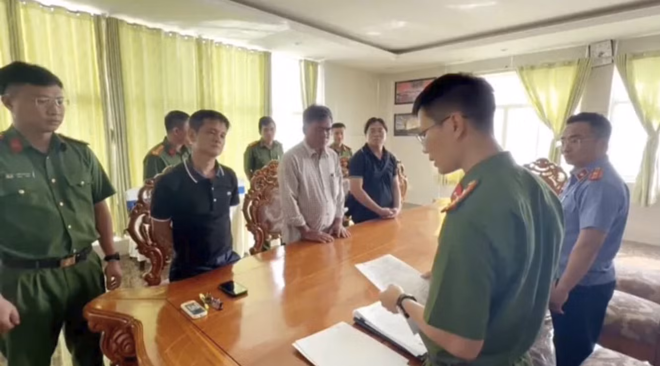 Cơ quan điều tra tống đạt các quyết định đối với Tổng giám đốc Công ty cáp treo Vũng Tàu