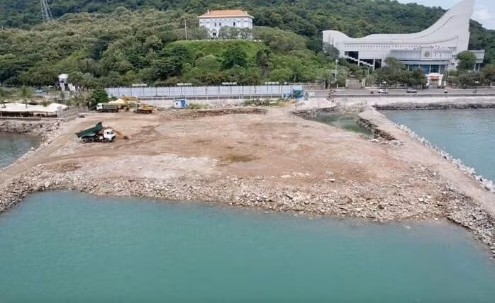 Toàn cảnh khu vực thuỷ cung thuộc dự án Cụm dịch vụ Ga cáp treo và Thuỷ cung Hòn Ngưu trước khi khắc phục tháng 7/2025