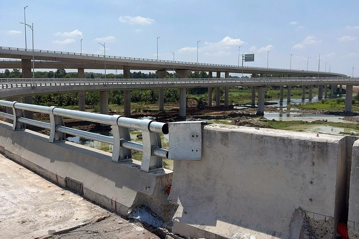 NÓNG: TRỘM CẮT HƠN 2.500M CÁP ĐIỆN TRÊN CAO TỐC BIÊN HÒA - VŨNG TÀU 4 Trộm cắt hơn 2.500 mét cáp điện trên cao tốc Biên Hòa - Vũng Tàu