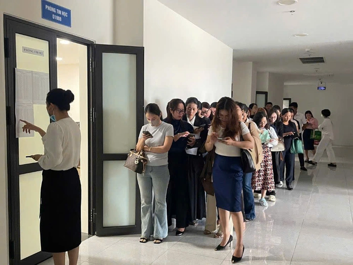 TP HCM hơn 6000 người thi chứng chỉ môi giới nói lên điều gì? 1 Hơn 6.000 Người Đổ Xô Đi Thi sát hạch cấp chứng chỉ hành nghề môi giới bất động sản