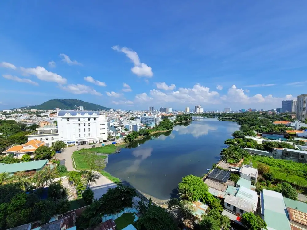 Giá đất phường Phước Thắng mới nhất: vì sao bảng giá Nhà nước khác xa giá mua bán thực tế? 2 Góc nhìn trên cao Vũng Tàu với sông và đô thị liên quan giá đất phường Phước Thắng